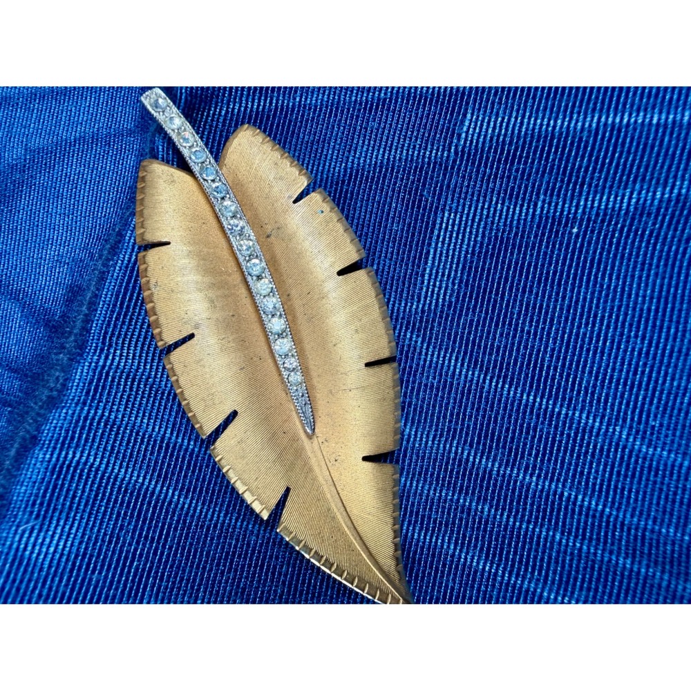 Vintage Gold Tone Feather Brooch Rhinestone Accent Textured Leaf Pin Mid Century